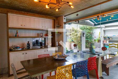 Casa à venda com 300m², 3 quartos e 3 vagas Casa à venda com 300m², 3 quartos e 3 vagasSala