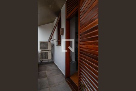 Casa à venda com 300m², 3 quartos e 3 vagas Casa à venda com 300m², 3 quartos e 3 vagasVaranda