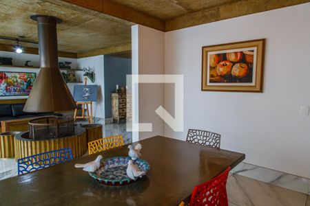 Casa à venda com 300m², 3 quartos e 3 vagas Casa à venda com 300m², 3 quartos e 3 vagasSala