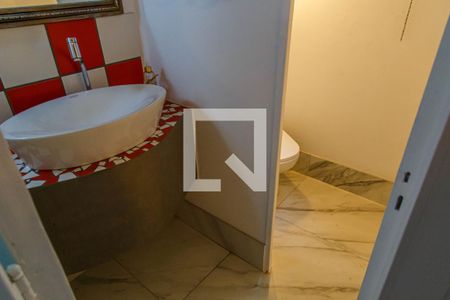 Casa à venda com 300m², 3 quartos e 3 vagas Casa à venda com 300m², 3 quartos e 3 vagasLavabo