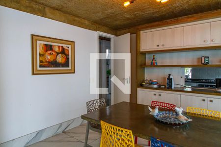 Casa à venda com 300m², 3 quartos e 3 vagas Casa à venda com 300m², 3 quartos e 3 vagasSala