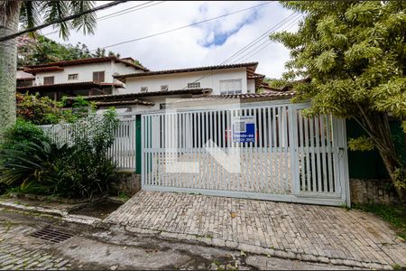 Casa de condomínio à venda com 200m², 3 quartos e 2 vagas Casa de condomínio à venda com 200m², 3 quartos e 2 vagasEntrada