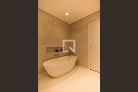 Casa à venda com 408m², 3 quartos e 6 vagas Casa à venda com 408m², 3 quartos e 6 vagasBanheiro da Suíte 2