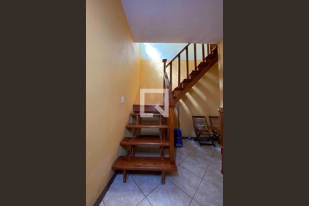 Casa à venda com 247m², 2 quartos e 2 vagasEscada