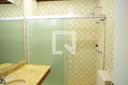 Casa de condomínio para alugar com 280m², 4 quartos e 4 vagasBanheiro da Suíte 2