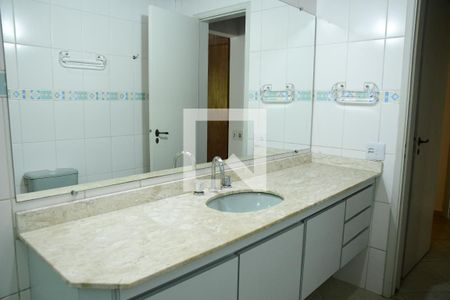 Casa de condomínio para alugar com 280m², 4 quartos e 4 vagasBanheiro do Quarto 3