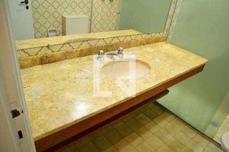 Casa de condomínio para alugar com 280m², 4 quartos e 4 vagasBanheiro da Suíte 2