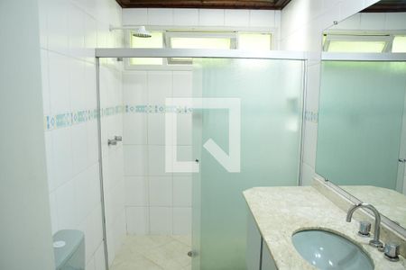 Casa de condomínio para alugar com 280m², 4 quartos e 4 vagasBanheiro do Quarto 3