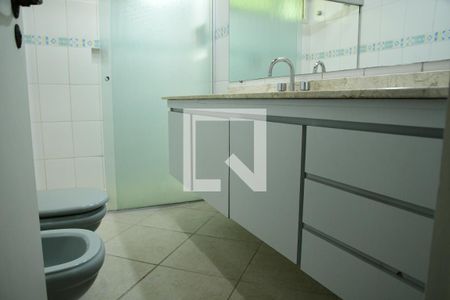 Casa de condomínio para alugar com 280m², 4 quartos e 4 vagasBanheiro do Quarto 3