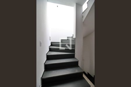 Casa à venda com 240m², 3 quartos e 3 vagasEscada