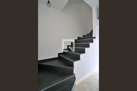Casa à venda com 240m², 3 quartos e 3 vagasEscada