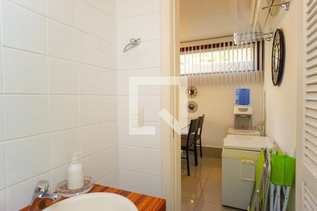 Casa de condomínio à venda com 320m², 6 quartos e 3 vagasBanheiro de Serviço