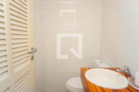 Casa de condomínio à venda com 320m², 6 quartos e 3 vagasBanheiro de Serviço