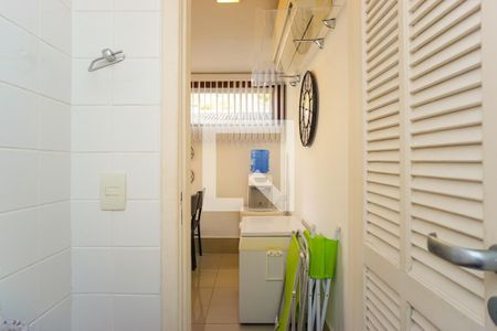 Casa de condomínio à venda com 320m², 6 quartos e 3 vagasBanheiro de Serviço