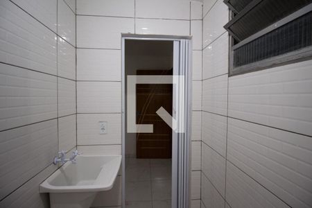 Banheiro de casa para alugar com 2 quartos, 52m² em Vila Carmosina, São Paulo