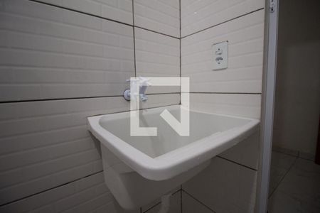 Banheiro de casa para alugar com 2 quartos, 52m² em Vila Carmosina, São Paulo