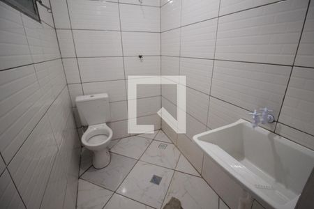 Banheiro de casa para alugar com 2 quartos, 52m² em Vila Carmosina, São Paulo