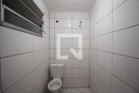Banheiro de casa para alugar com 2 quartos, 52m² em Vila Carmosina, São Paulo