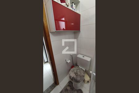 Casa de condomínio à venda com 100m², 2 quartos e 2 vagasDetalhe do banheiro