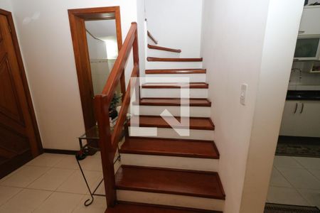Casa de condomínio à venda com 187m², 3 quartos e 2 vagasEscada