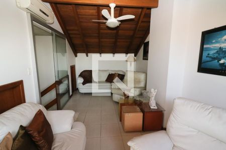 Casa de condomínio à venda com 187m², 3 quartos e 2 vagasSotão da Casa