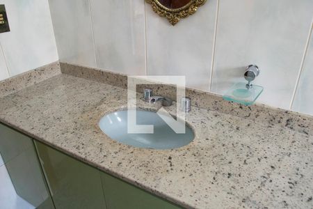 Casa de condomínio à venda com 263m², 4 quartos e 3 vagas Casa de condomínio à venda com 263m², 4 quartos e 3 vagasBanheiro