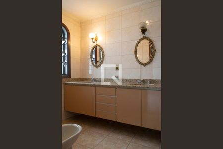 Casa de condomínio à venda com 263m², 4 quartos e 3 vagas Casa de condomínio à venda com 263m², 4 quartos e 3 vagasBanheiro suite