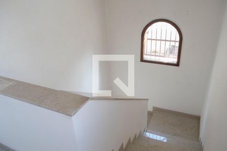 Casa de condomínio à venda com 263m², 4 quartos e 3 vagas Casa de condomínio à venda com 263m², 4 quartos e 3 vagashall escadas