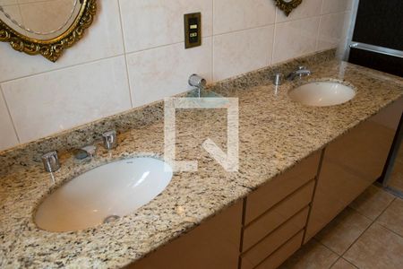 Casa de condomínio à venda com 263m², 4 quartos e 3 vagas Casa de condomínio à venda com 263m², 4 quartos e 3 vagasBanheiro suite