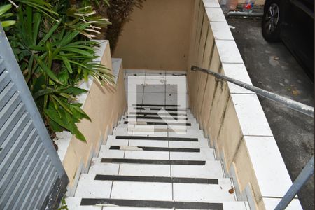 Apartamento para alugar com 38m², 1 quarto e sem vaga Apartamento para alugar com 38m², 1 quarto e sem vagaEscada