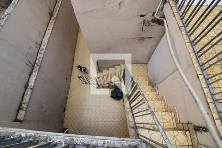 Casa à venda com 243m², 3 quartos e 2 vagasEscada de acesso a Area de serviço