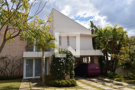Casa de condomínio à venda com 420m², 4 quartos e 4 vagasFachada