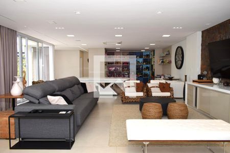 Casa de condomínio à venda com 420m², 4 quartos e 4 vagasSala de TV