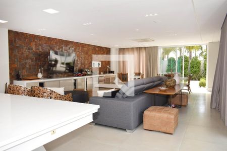 Casa de condomínio à venda com 420m², 4 quartos e 4 vagasSala de TV