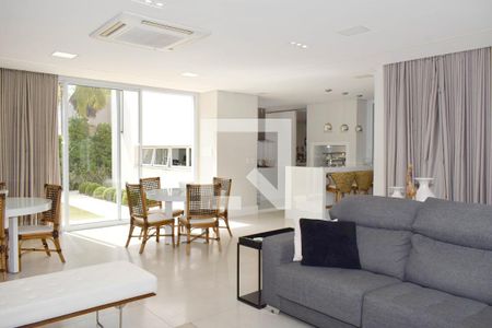 Casa de condomínio à venda com 420m², 4 quartos e 4 vagasSala de TV