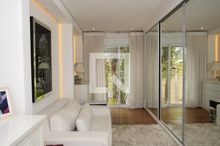 Casa de condomínio à venda com 420m², 4 quartos e 4 vagasCloset