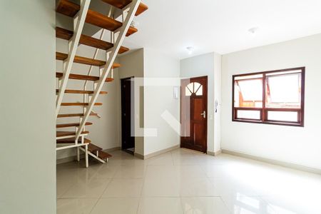 Sala de casa de condomínio para alugar com 2 quartos, 67m² em Jardim Dayse, Ferraz de Vasconcelos