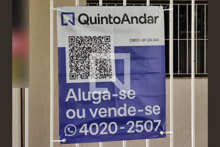 Casa à venda com 100m², 4 quartos e 1 vaga Casa à venda com 100m², 4 quartos e 1 vagaPlaquinha instalada no portão do imóvel