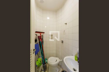 Banheiro de serviço de apartamento à venda com 4 quartos, 136m² em Itaim Bibi, São Paulo