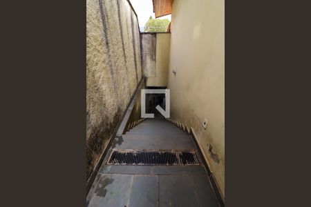 Casa à venda com 350m², 4 quartos e 1 vagaEscada