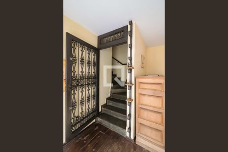 Casa à venda com 350m², 4 quartos e 1 vagaEscada