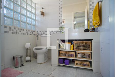 Banheiro suíte  de casa à venda com 2 quartos, 160m² em Sarandi, Porto Alegre