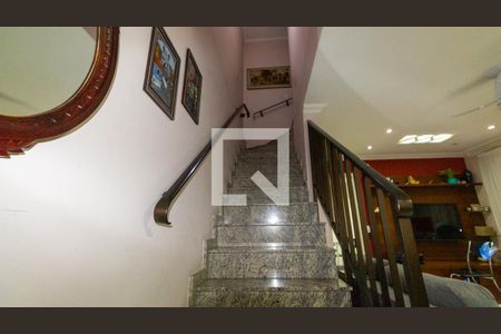 Casa à venda com 90m², 2 quartos e 2 vagasEscada