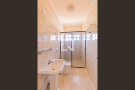 Casa à venda com 200m², 4 quartos e 2 vagas Casa à venda com 200m², 4 quartos e 2 vagasBanheiro social