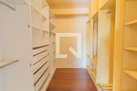 Casa à venda com 200m², 4 quartos e 2 vagas Casa à venda com 200m², 4 quartos e 2 vagasCloset