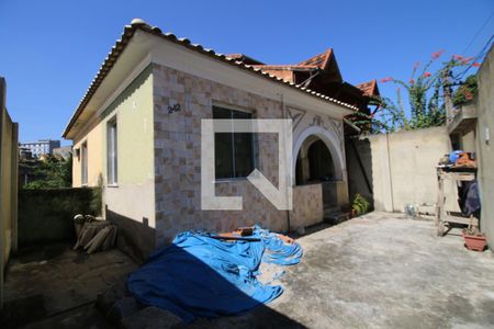 Casa à venda com 327m², 2 quartos e 2 vagasFachda e Quintal