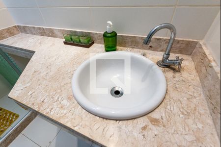 Casa à venda com 329m², 5 quartos e 4 vagasBanheiro 1