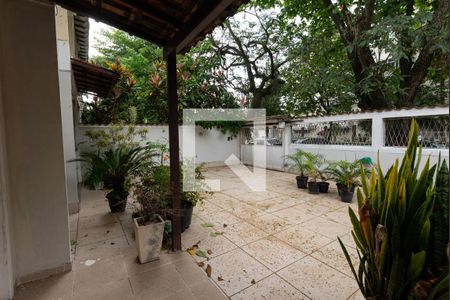 Casa à venda com 329m², 5 quartos e 4 vagasGaragem / Quintal