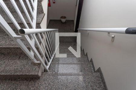 Escada de entrada  de apartamento para alugar com 1 quarto, 69m² em Jardim Miriam, São Paulo