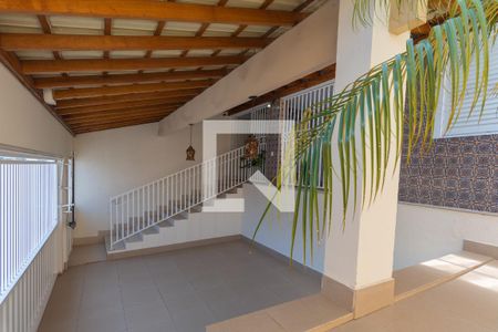 Casa à venda com 280m², 3 quartos e 2 vagas Casa à venda com 280m², 3 quartos e 2 vagasFachada e Garagem